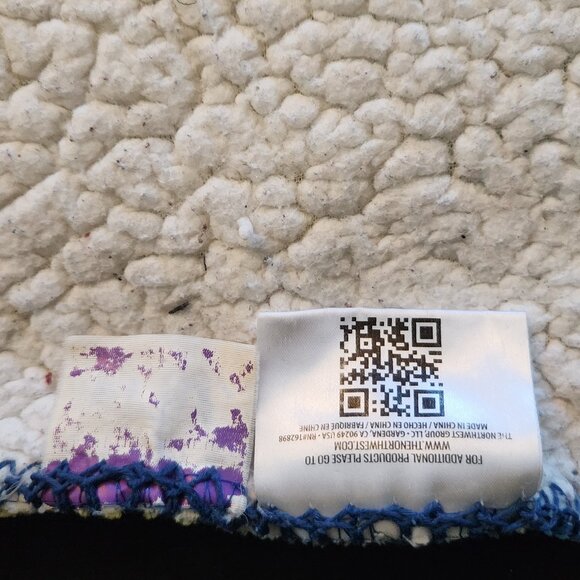 Lilo & Stitch "Palm Smiles" Cloud Sherpa Throw Blanket, Size 50" x 60" - Picture 6 of 7